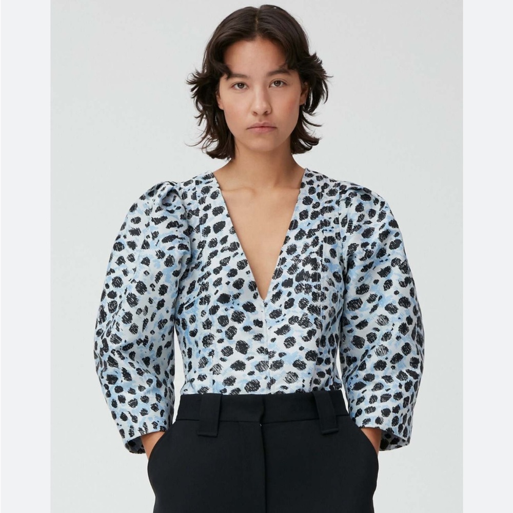 NWT Ganni Crispy Jacquard V-Neck Puff 3/4 sleeve Blue Leopard Blouse Shirt Egret - Picture 4 of 9